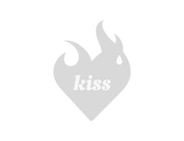 חולצת FEELING OLD לבן kiss חיפה