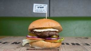 סופרנו, 230 גרם, נטו בשר מתובל במלח פלפל.