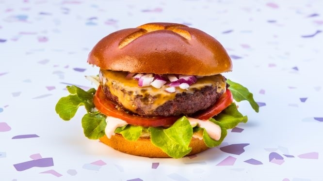 סוסו קצבים 200 גרם, רוטב סוסו, חסה, עגבנייה, בצל אדום וגבינת צ'דר.