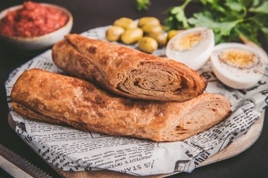 ג'חנון טעים ומתקתק, מוגש עם ביצה קשה ורסק עגבניות טרי.