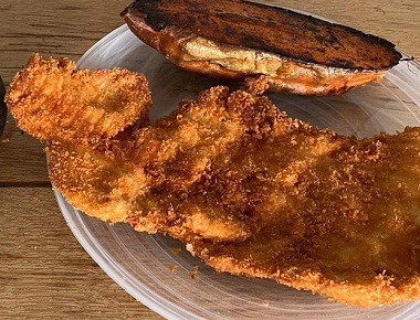 ג'מבו שניצל, חזה עוף במעטפת פריכה. בליווי בטטה מהגריל וסלט ירוק