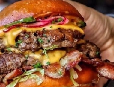 Smash burger, המבורגר בקר עם אסאדו, גבינת צ'דר, בצל מטוגן. מגיע בתוך לחמנייה מטוגנת עם אומלט שום, בתוכה ירקות טריים וצ'יפוטלה דבש ברביקיו.