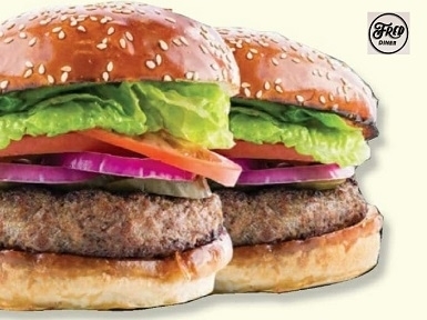המבורגר טלה 220 גר', לחמניה מתוקה, חסה, עגבניה, מלפפון חמוץ, בצל סגול.