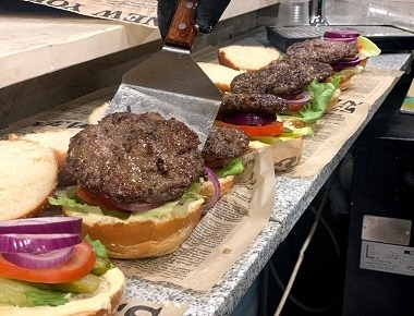 ארוחת בנוז דאבל בורגר 340 ג', שתי קציצות מעושנות, איולי בנוז, חסה, עגבניה, מלפפון חמוץ ובצל.מגיע עם שתייה ותוספת לבחירה: כדורי פירה, טבעות בצל, צ'יפס, סלט ירוק, סלט קולסלאו.