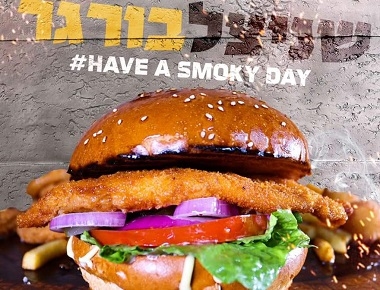 שניצל בורגר, שניצל קריספי, איולי בנוז, חסה, עגבניה, מלפפון חמוץ ובצל.