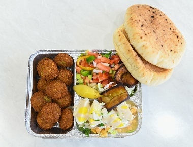 חמגשית פלאפל, מוגשת בליווי 2 פיתות.