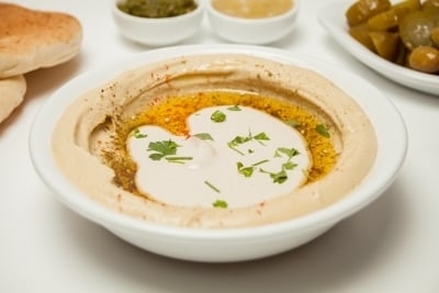 חומוס טחינה, טחינה, כמון, פפריקה, זעתר, שמן זית ופטרוזיליה.