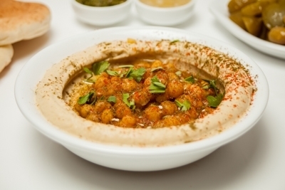 חומוס גרגירים, גרגירים, כמון, פפריקה, זעתר, שמן זית ופטרוזיליה.