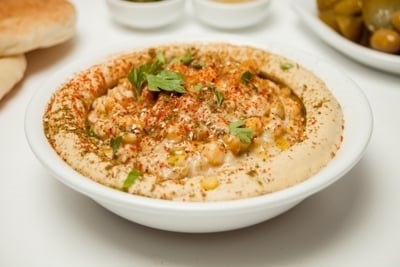 חומוס מסבחה, גרגירים חמים, טחינה, כמון, פפריקה, זעתר, שמן זית ופטרוזיליה.