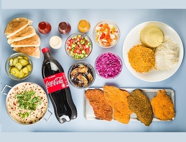 ארוחת שניצלים בטעמים משפחתית, 4 שניצלים בטעמים לבחירה + 2 תוספות ורטבים לבחירה, מנת חומוס - טחינה + 2 פיתות ובקבוק שתייה 1.5 ליטר.