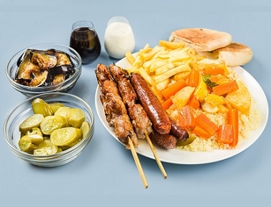 2 בשרים בצלחת, 2 בשרים לבחירה עם תוספות לבחירה, סלטים / רטבים בצד וסוג לחם לבחירה.