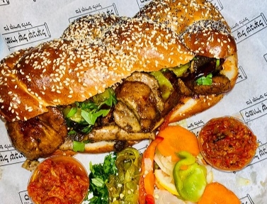 פורטבלו בחלה, פטריות פורטובלו צלויות בתוך חלה מתוקה עם סלטים וממרחים לבחירה.