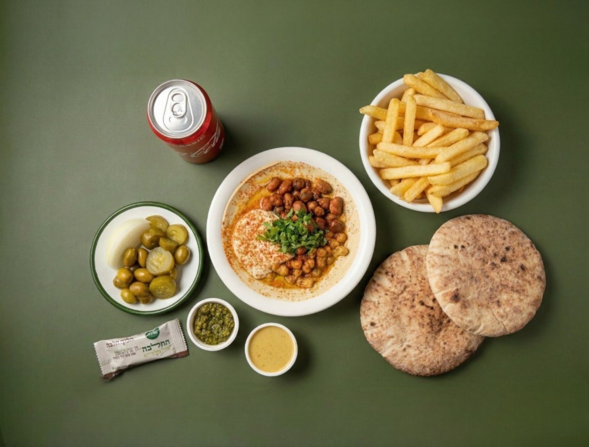 ארוחת חומוס ושתייה — צילום מעמוד המקור