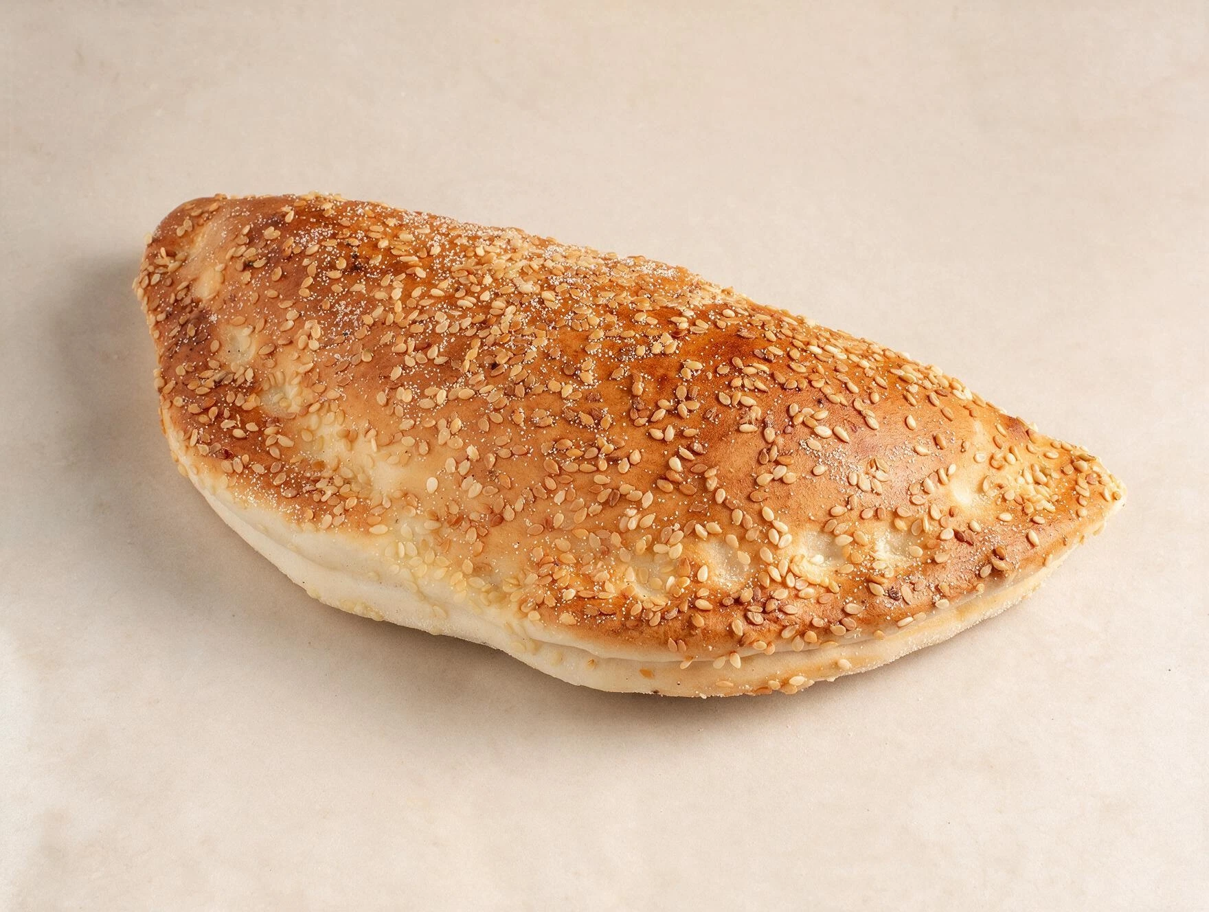 קלצונה, מאפה במילוי רוטב פיצה וגבינה.