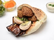 מחוזקת בפיתה מחוזקת בפיתה פלאפל ג'ינה שוקן תל אביב