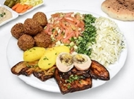 מחוזקת בחמגשית מחוזקת בחמגשית פלאפל ג'ינה שוקן תל אביב