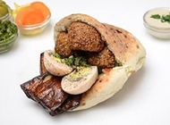 מיני פיתה מחוזקת מיני פיתה מחוזקת פלאפל ג'ינה שוקן תל אביב