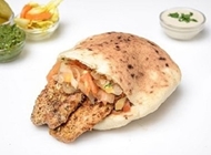 חזה עוף בפיתה חזה עוף בפיתה פלאפל ג'ינה שוקן תל אביב