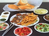 שיפודי פרגית במגשית שיפודי פרגית במגשית פלאפל שווארמה הכרם באר שבע