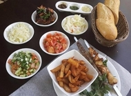 שיפודי קבב במגשית שיפודי קבב במגשית פלאפל שווארמה הכרם באר שבע