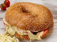 בייגל טוסט בייגל טוסט פיצה רום צורן