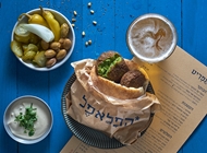 2 קציצות פלאפל ירוק 2 קציצות פלאפל ירוק חומוס כספי בן יהודה