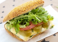 כריכון חביתת ירק כריכון חביתת ירק Breadly בראדלי תל אביב