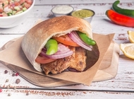 חזה עוף בפיתה חזה עוף בפיתה שניצליין באר שבע
