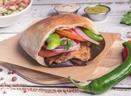 חזה עוף מפולפל בפיתה חזה עוף מפולפל בפיתה שניצליין באר שבע