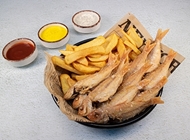 מנת דגי ים זעירים פיש אנד צ'יפס תל אביב