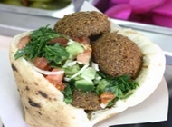 מנה פלאפל בפיתה מנה פלאפל בפיתה חומוסים תל אביב