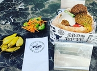 פלאפל בפיתה פלאפל בפיתה באבוש אוכל רחוב ישראלי ירושלים