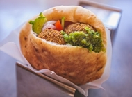 פלאפל בפיתה פלאפל בפיתה מדאמס חומוס גבעת שמואל