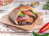 חזה עוף מרינדה בפיתה חזה עוף מרינדה בפיתה רוסטר רעננה