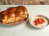 חלה טחינה ועגבניות חלה טחינה ועגבניות השומר 1 תל אביב