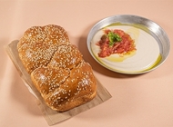 חלה טחינה ועגבניות חלה טחינה ועגבניות השומר 1 תל אביב