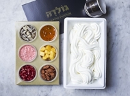 יוגורט במשקל 800 גרם יוגורט במשקל 800 גרם גולדה מעלה אדומים