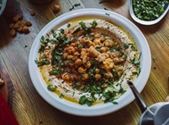 חומוס - גרגירים גדול, המנה מגיעה עם 2 פיתות, זיתים, חריף ושום לימון בצד.