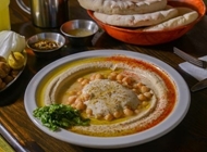 חומוס טחינה - קטן, המנה מגיעה עם פיתה, זיתים, חריף ושום לימון בצד.
