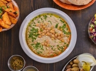 חומוסאבחה - קטן, המנה מגיעה עם פיתה, זיתים, חריף ושום לימון בצד.