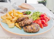 2 שיפודי קבב בצלחת 2 שיפודי קבב בצלחת אליקוס אשקלון