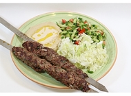 שיפודי קבב בצלחת שיפודי קבב בצלחת פלאפל גבאי תל אביב