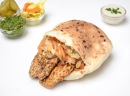 חזה עוף בפיתה חזה עוף בפיתה פלאפל ג'ינה מנחם בגין תל אביב
