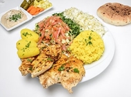 חזה עוף במגשית חזה עוף במגשית פלאפל ג'ינה מנחם בגין תל אביב