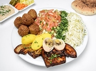 מחוזקת במגשית מחוזקת במגשית פלאפל ג'ינה מנחם בגין תל אביב