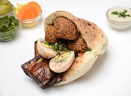 מיני פיתה מחוזקת מיני פיתה מחוזקת פלאפל ג'ינה מנחם בגין תל אביב