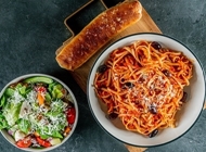 עסקית פסטה + סלט ירקות + לחם שום סיציליאנו רחובות