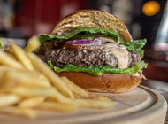 בורגר קלאסי 🍔 220 גרם בורגר קלאסי 🍔 220 גרם בורגר בר המלכה תל אביב יפו