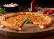 משפחתית צ'יזי קראסט ספיישל + משפחתית קלאסית 100% מוצרלה + תוספת לכל מגש + 2 נלווים במתנה פרגו פיצה רחובות