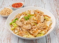 40. מוקפץ אטריות אורז עם עוף (Chicken) 40. מוקפץ אטריות אורז עם עוף (Chicken) נינג תאי פוד תל אביב יפו